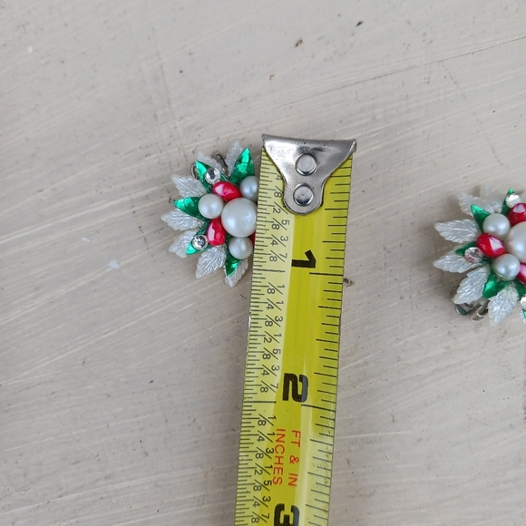 Vintage Floral Beaded Red, White, Green Wreath Clip On Earrings - Picture 6 of 6